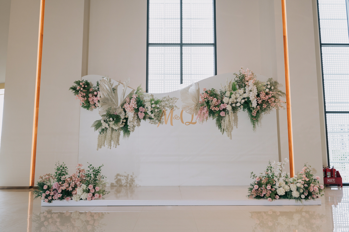 Mẫu backdrop đám cưới sang trọng, hiện đại