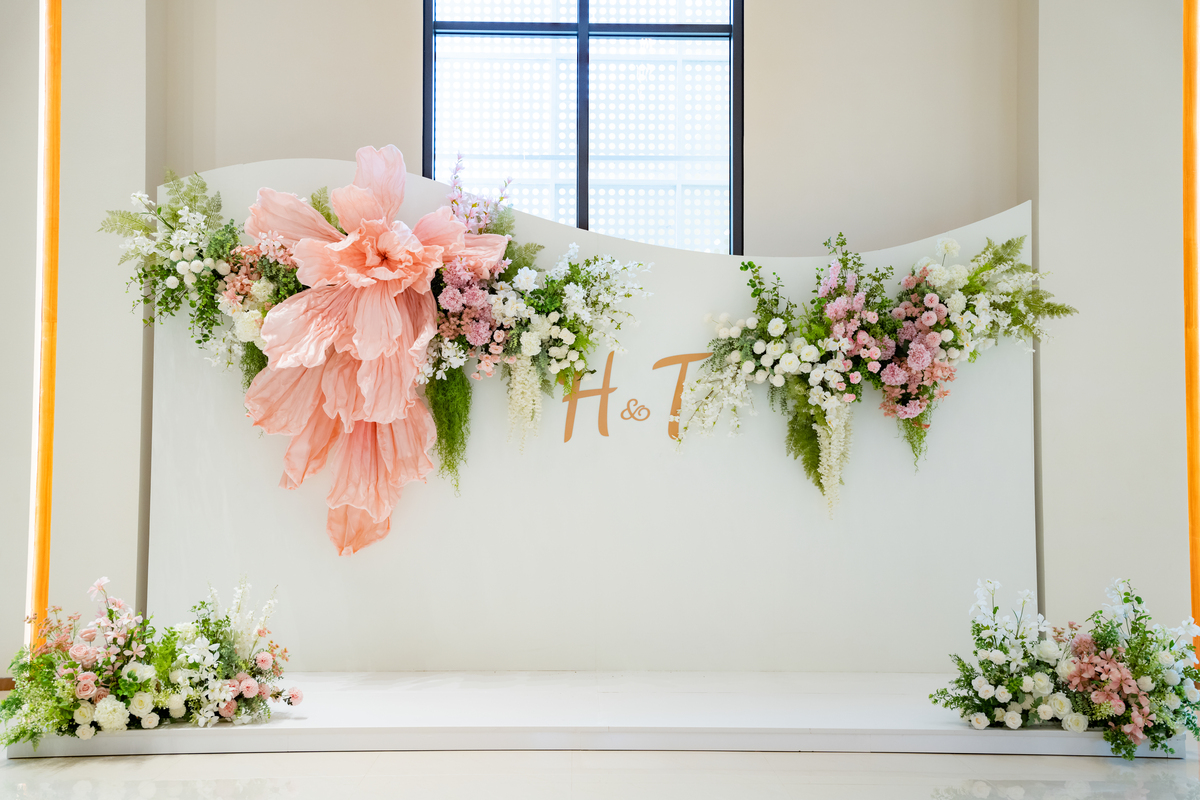 Mẫu backdrop đám cưới đơn giản nhẹ nhàng